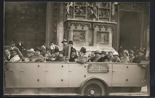 Foto-AK Mailand, Autobus als Touristen-Rundfahrt