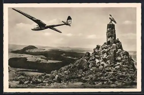 AK Wasserkuppe, Segelflieger Nürnberg passiert das Fliegerdenkmal