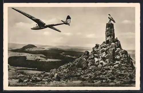 AK Wasserkuppe, Segelflieger Nürnberg passiert das Fliegerdenkmal