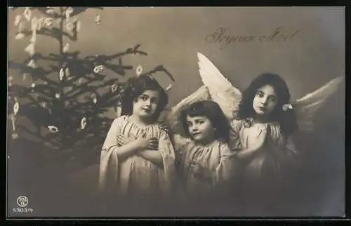 AK Drei kleine Weihnachtsengel neben einem Tannenbaum