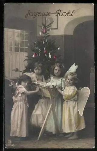 AK Drei Weihnachtsengel mit Krippe vor einem Tannenbaum