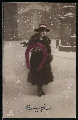 AK Bonne Année, Dame trägt riesiges Hufeisen durch den Schnee