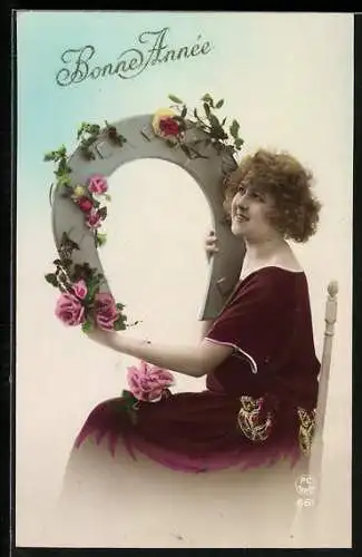 AK Sitzende Dame mit geschmücktem Hufeisen, Bonne Année