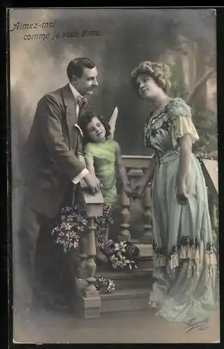 AK Amor hält ein Paar an den Händen