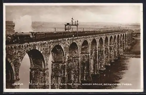 AK Flying Scotsman crossing the Royal Border Bridge, englische Eisenbahn
