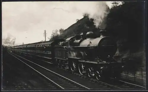 Foto-AK Englische Eisenbahn mit Personenwaggons
