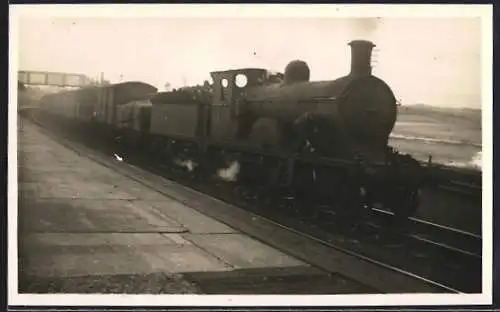 Foto-AK Englische Eisenbahn mit Güterzug