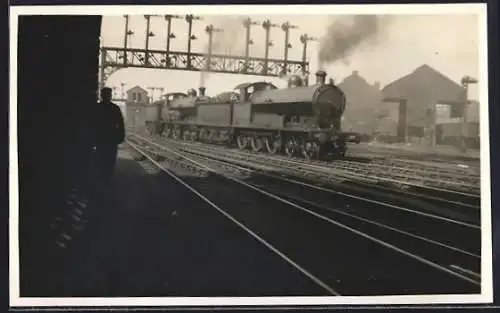 Foto-AK Dampflokomotiven aneinader gekuppelt, englische Eisenbahn
