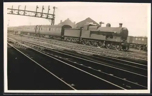 Foto-AK Englische Eisenbahn mit Personenwaggons
