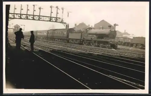 Foto-AK Englische Eisenbahn mit Personenwaggons