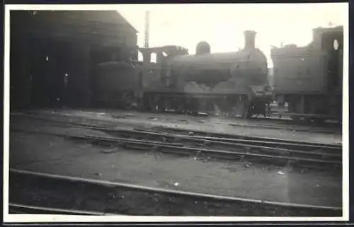 Foto-AK Dampflokomotive im Lokschuppen, englische Eisenbahn