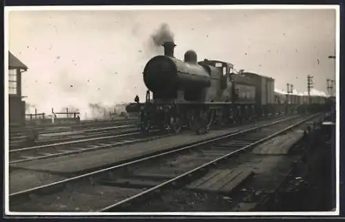 Foto-AK Englische Eisenbahn mit Güterwaggons