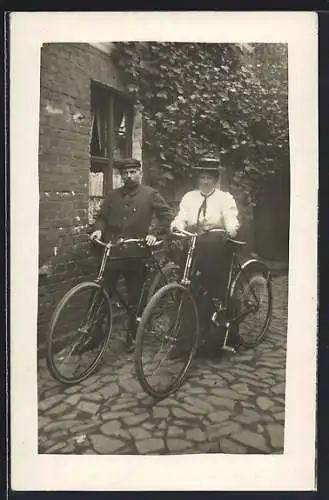 Foto-AK Fahrrad, Mann und Frau mit ihren Rädern