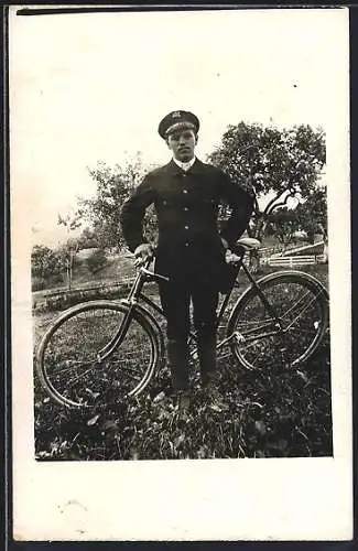 Foto-AK Junger Mann mit Fahrrad