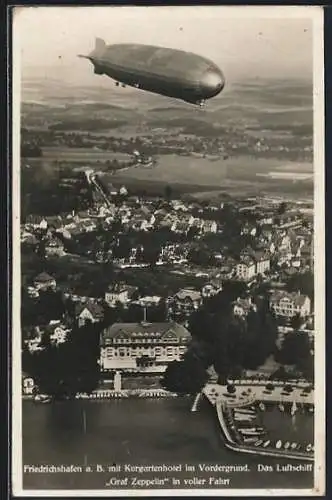 AK Friedrichshafen, Luftschiff Graf Zeppelin LZ-127 über dem Kurgartenhotel