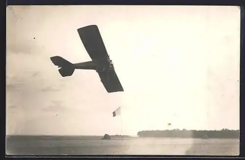 Foto-AK Flugzeug fliegt eine Kurve