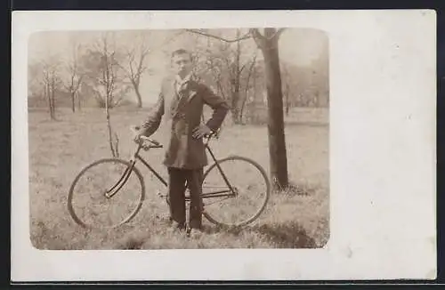 Foto-AK Fahrrad mit Mann im Anzug