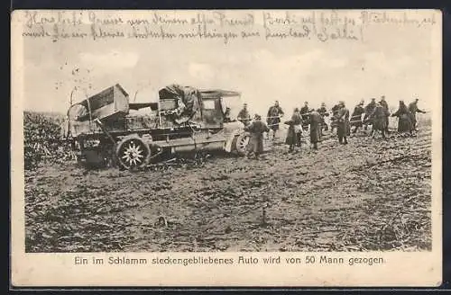 AK Ein im Schlamm steckengebliebener Lastkraftwagen wird von 50 Männern gezogen