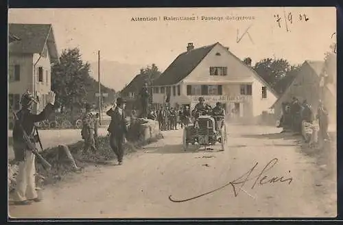 AK Rennfahrer mit ihrem Rennwagen rasen durch ein Dorf