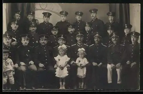 Foto-AK Feuerwehr-Männer in Uniform mit Knabe und Mädchen