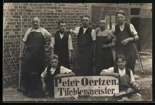 Foto-AK Tischler-Meister Peter Oertzen mit Gesellen und Lehrjungen