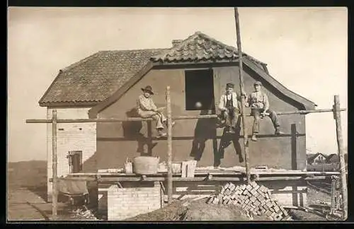 Foto-AK Maurer auf einem Gerüst, Handwerk