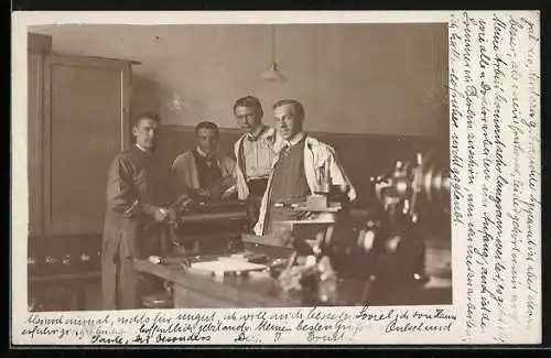 Foto-AK Arbeiter in einer Werkstatt, Handwerk