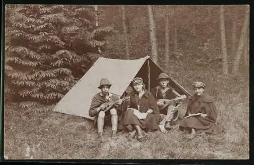 Foto-AK Junge Menschen beim Camping