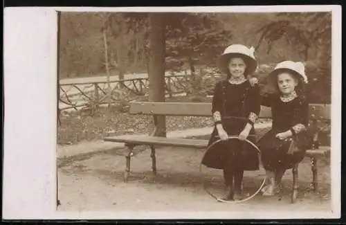 Foto-AK Mädchen mit Reifen, Spielzeug