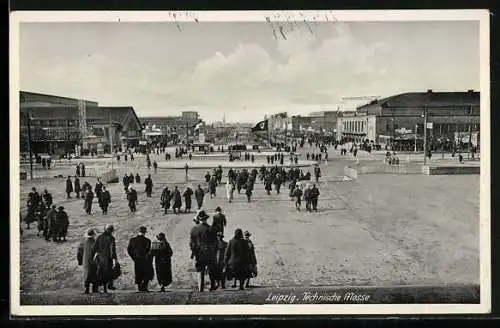 AK Leipzig, Leipziger Messe 1937, Menschenmassen auf dem Weg zur technischen Messe