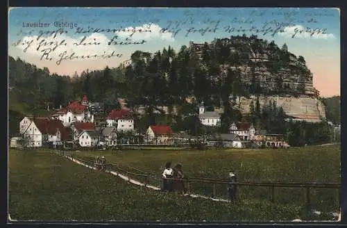 AK Oybin /Lausitzer Gebirge, Spaziergänger vor dem Ort