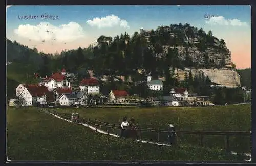 AK Oybin /Lausitzer Gebirge, Spaziergänger auf einem Feldweg