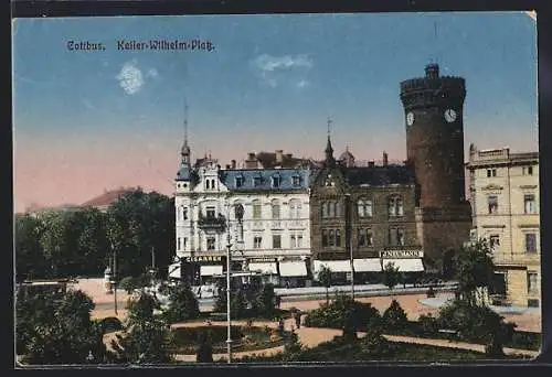 AK Cottbus, Kaiser-Wilhelm-Platz mit Geschäften und Turm