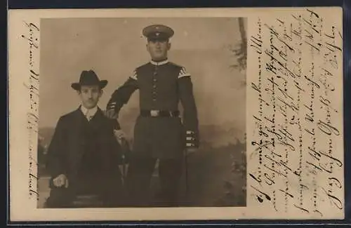 Foto-AK Zivilist und Soldat der Militärmusikko., Schwalbennester, Uniformfoto
