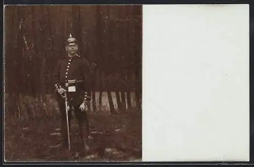 Foto-AK Soldat mit Pickelhelm und Degen, Portrait am Waldrand, Uniformfoto