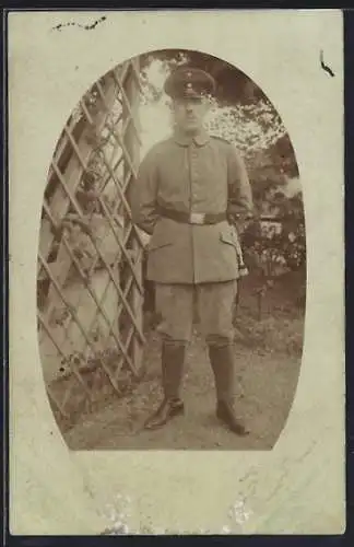 Foto-AK Soldat vor einem Blumenspalier, Uniformfoto