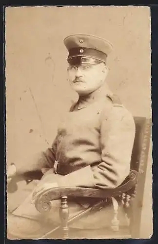 Foto-AK Älterer Soldat mit Schirmmütze u. Brille, Uniformfoto