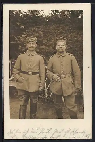 Foto-AK Zwei Soldaten in einem Garten, Uniformfoto