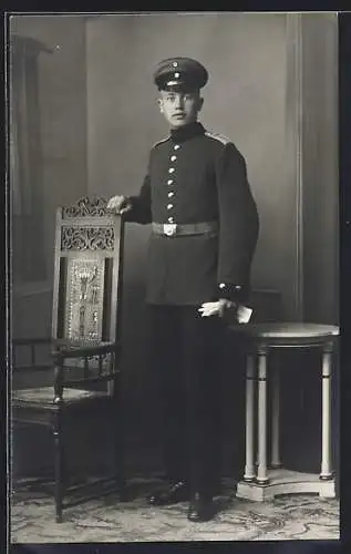 Foto-AK Soldat mit Schirmmütze und weissen Handschuhen, Uniformfoto