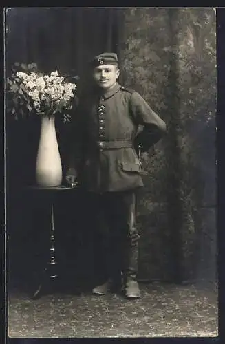 Foto-AK Soldat in einer Fotokulisse, Uniformfoto, 1917