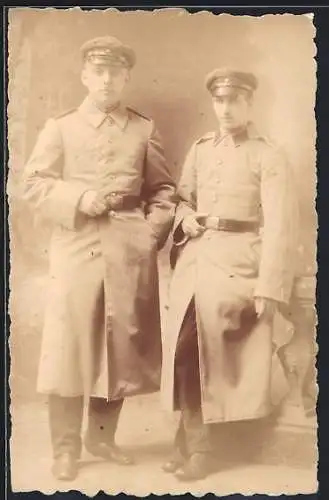 Foto-AK Zwei Soldaten in Mänteln mit Schirrmmützen, Uniformfoto