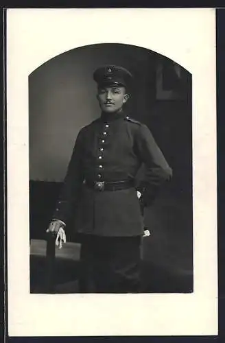 Foto-AK Soldat mit Schirmmütze, Quaste und Handschuhen, Uniformfoto