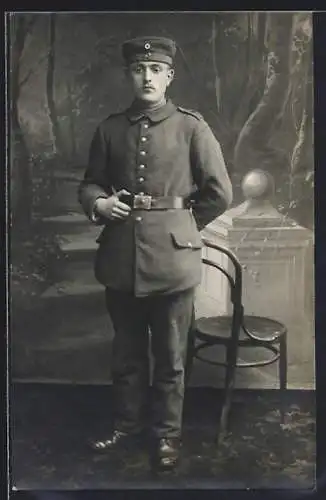 Foto-AK Soldat vor Fotokulisse, Uniformfoto