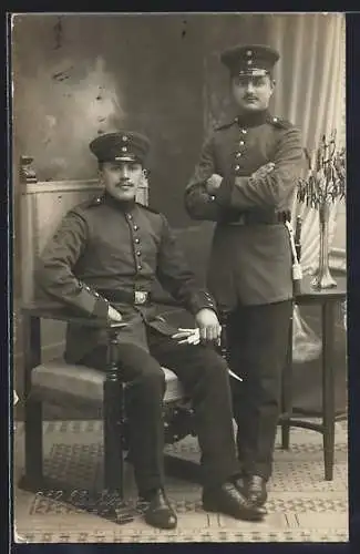 AK Zwei Soldaten mit Schirmmützen in einer Stube, Quaste, Uniformfoto