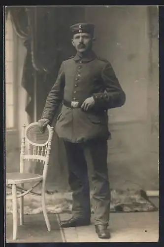 Foto-AK Soldat in einer Fotokulisse, Uniformfoto
