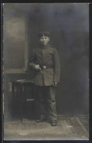 Foto-AK Soldat in einer Fotokulisse, Uniformfoto