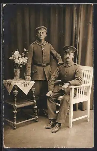AK Zwei Soldaten in einer Fotokulisse, Uniformfoto