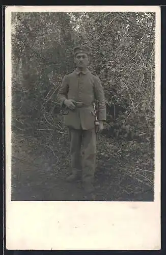 Foto-AK Soldat mit Quaste im Freien, Uniformfoto, 1915