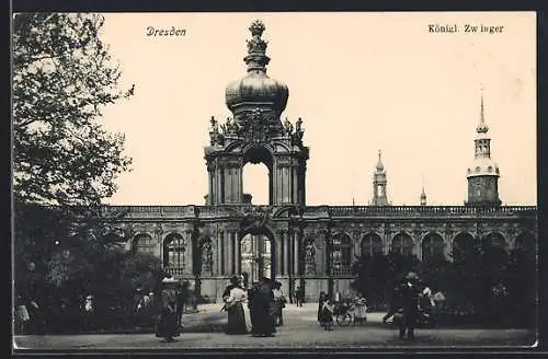 AK Dresden, Königl. Zwinger mit Passanten