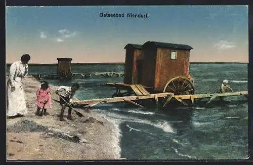 AK Niendorf / Ostseebad, Familie am Strand, Umkleidekabinen